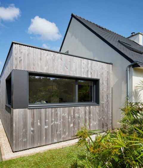 Extension de maison en bois à toit plat
